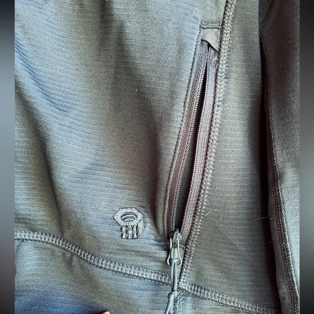 Mountain Hardware zip up soft lightweight long sleeve jacket. Size XS EUC